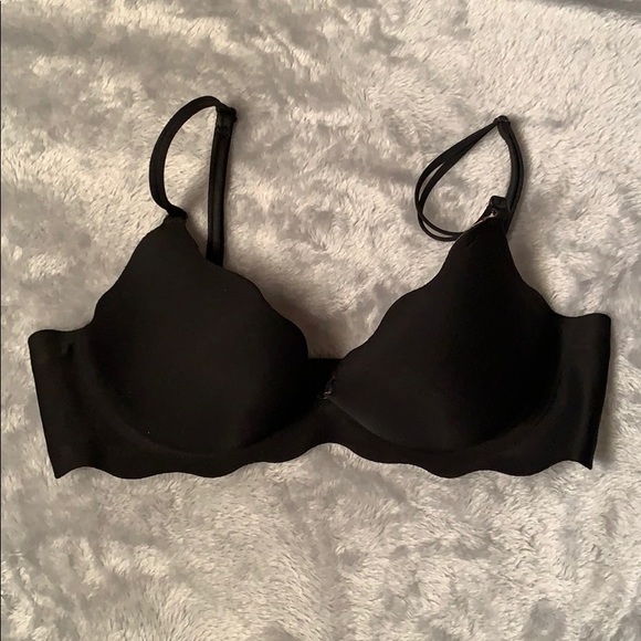 Victoria's Secret Other - Victoria’s Secret Scallop black push up bra